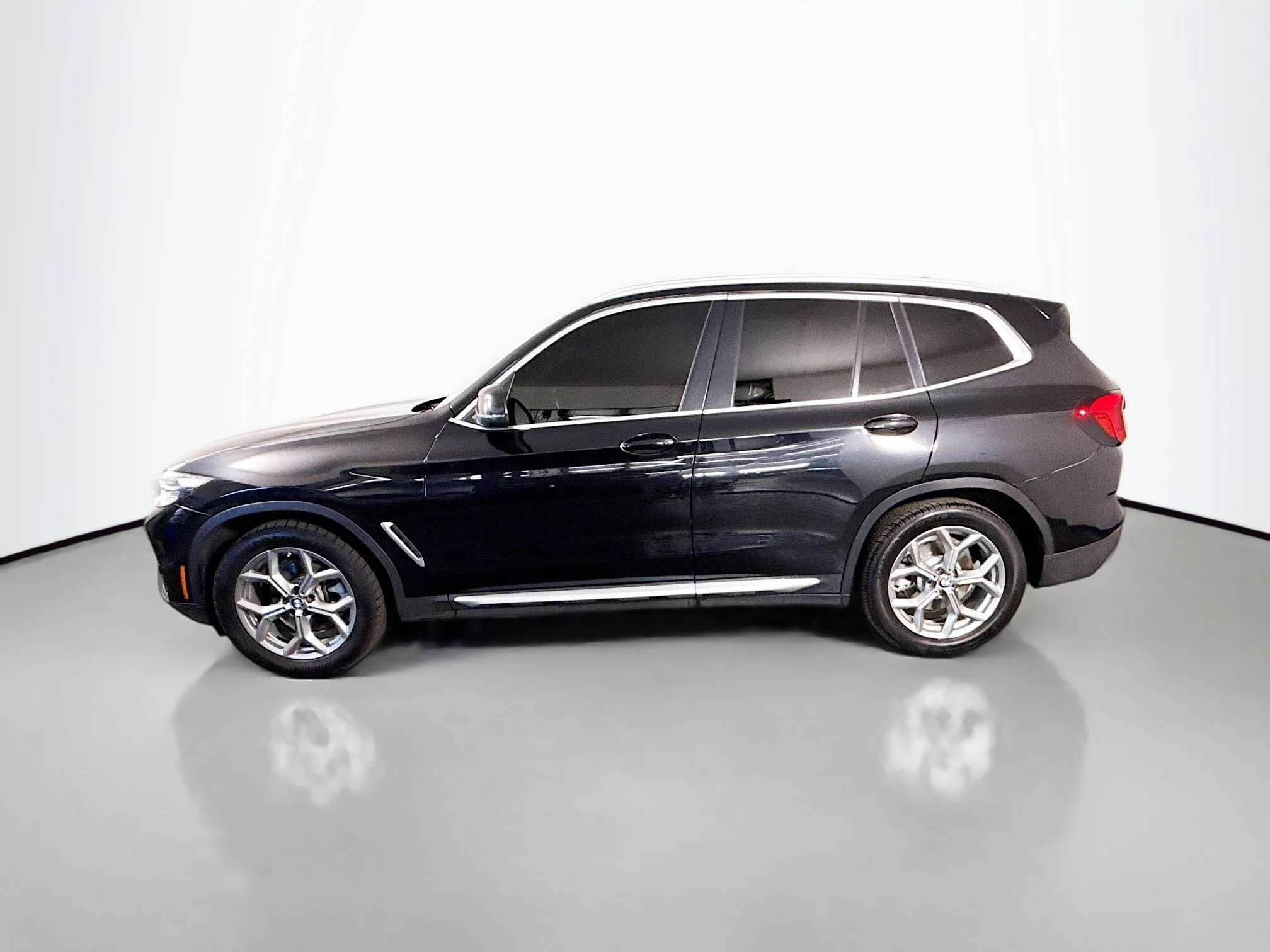 Used 2022 Black Sapphire Metallic BMW sDrive30i image 4