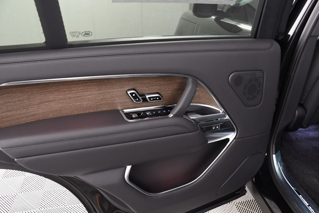 New 2026 Santorini Blk Land Rover SE image 25
