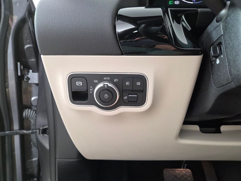 Certified Used 2025 Gray Mercedes-Benz GLA 250 image 23