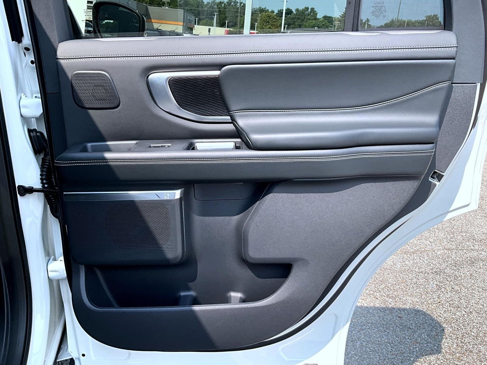 New 2027 Star White Metallic Tri-Coat Ford Platinum image 22