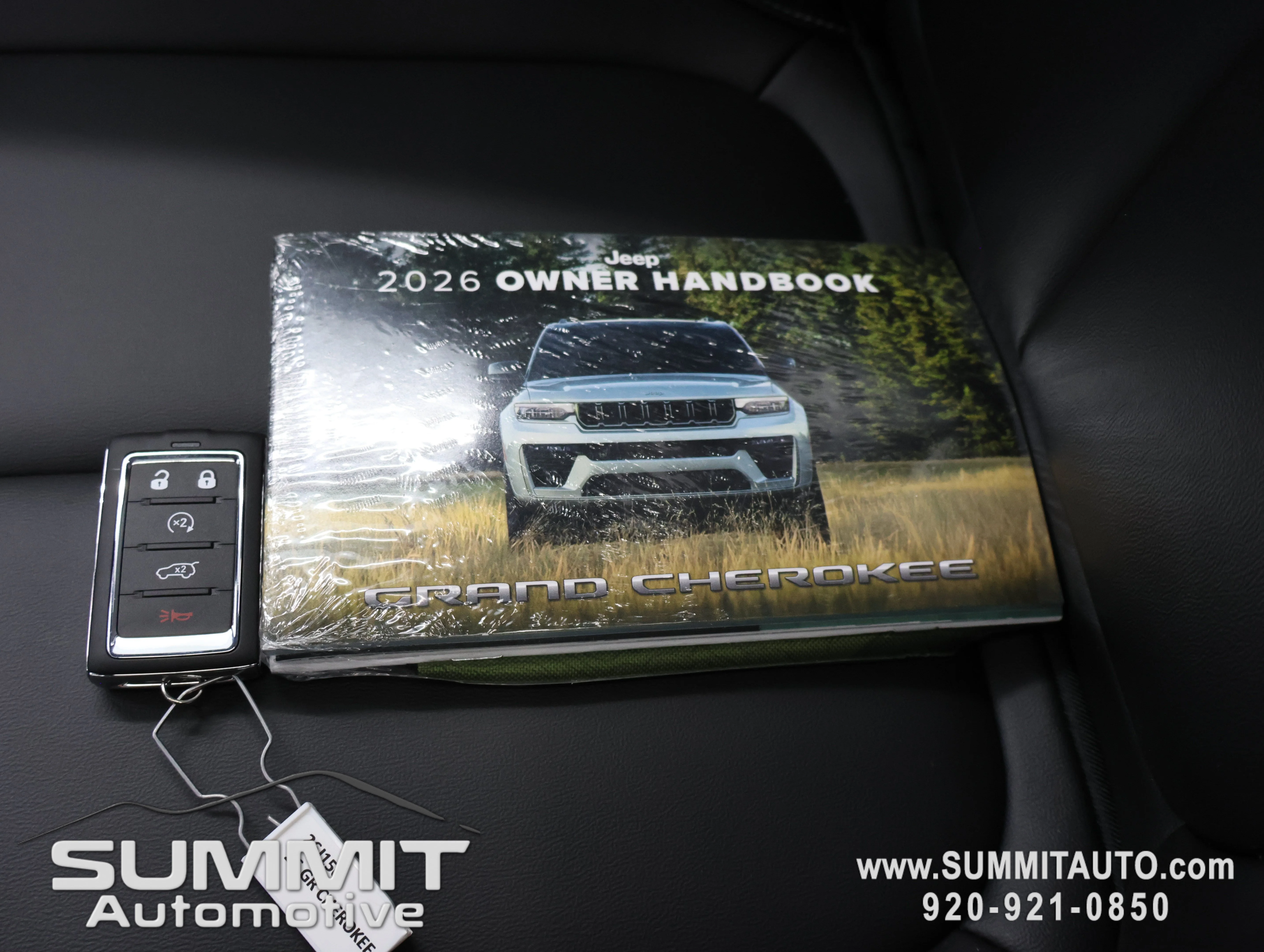 New 2026 Diamond Black Crystal Pearl-Coat Exterior Paint Jeep Limited image 72