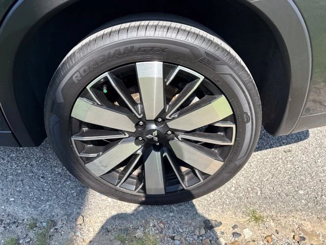 Used 2025  Mitsubishi  image 10