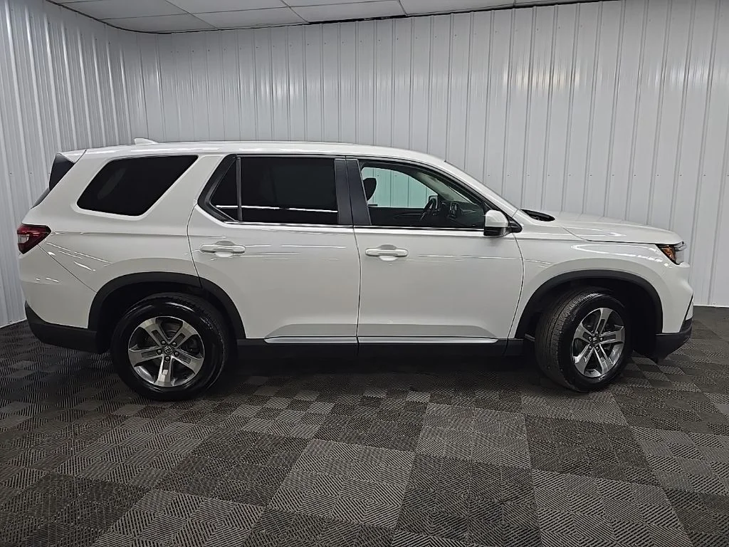 Used 2023  Honda EX-L image 2