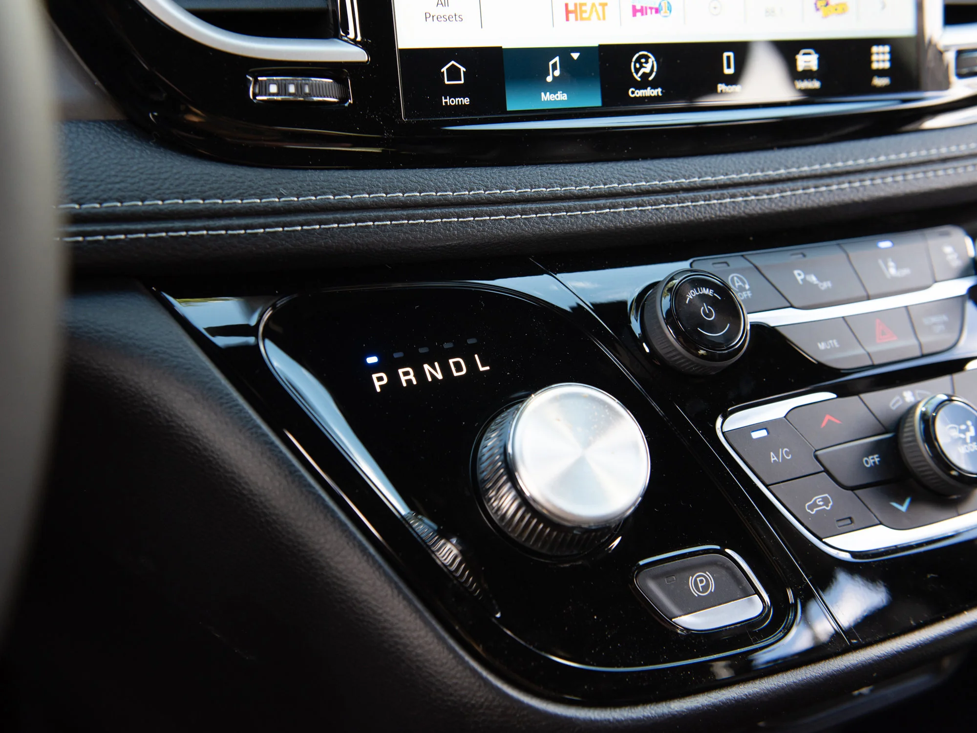 New 2027 White Chrysler Select*, Remote Start, Heated Leather Seats, Lane Departure Warning image 14