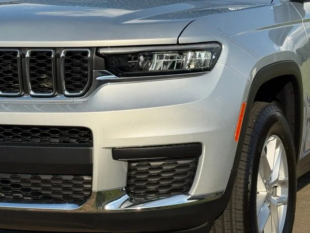 New 2026 Silver Zynith Exterior Paint Jeep Laredo image 11