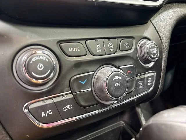 Used 2021  Jeep Latitude Plus image 16