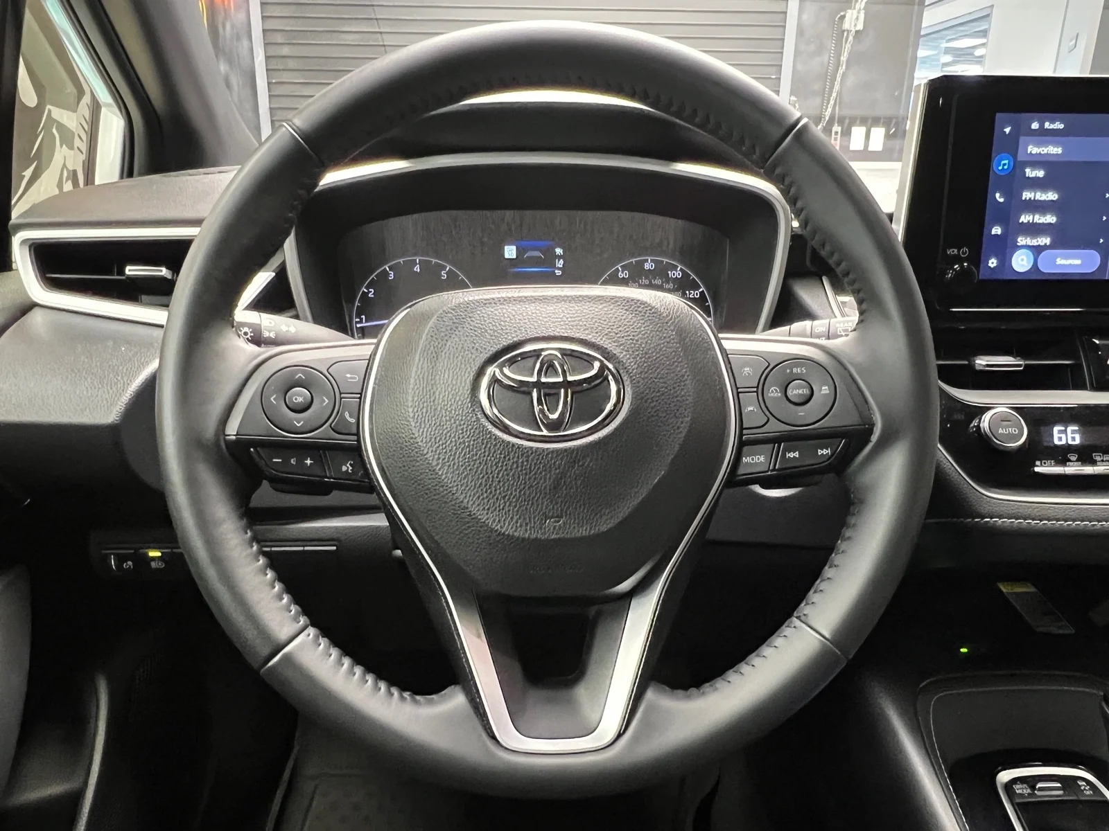 Used 2025 Ice Cap (040) Toyota SE image 10