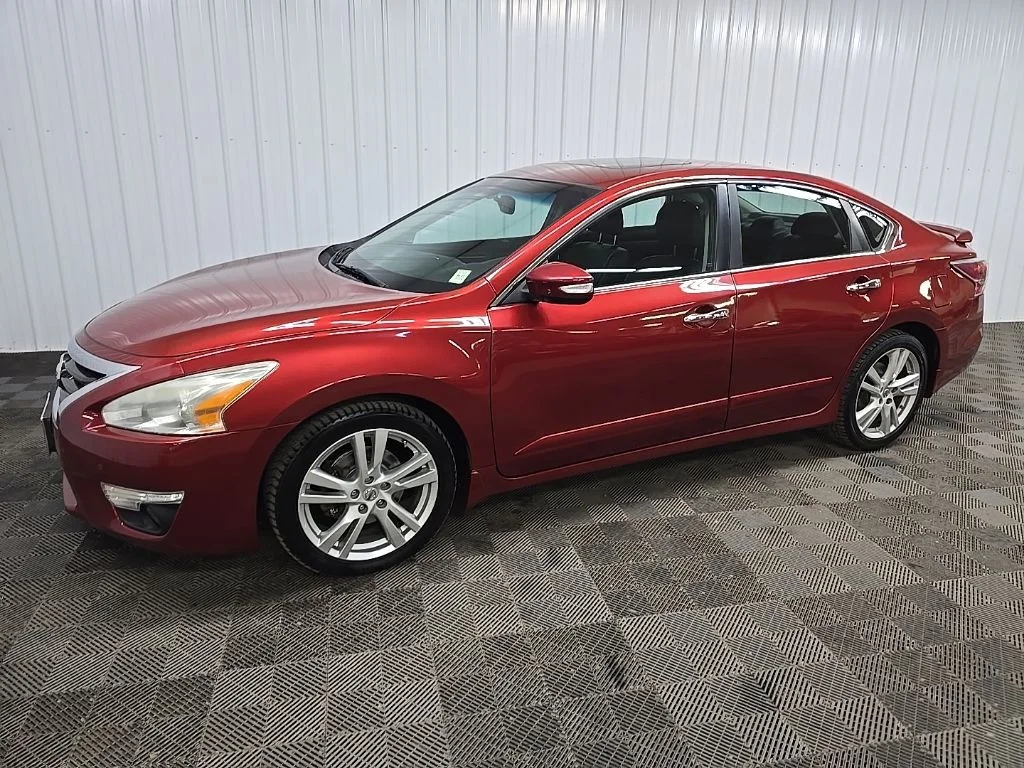 Used 2015 Red Nissan 3.5 SL image 6