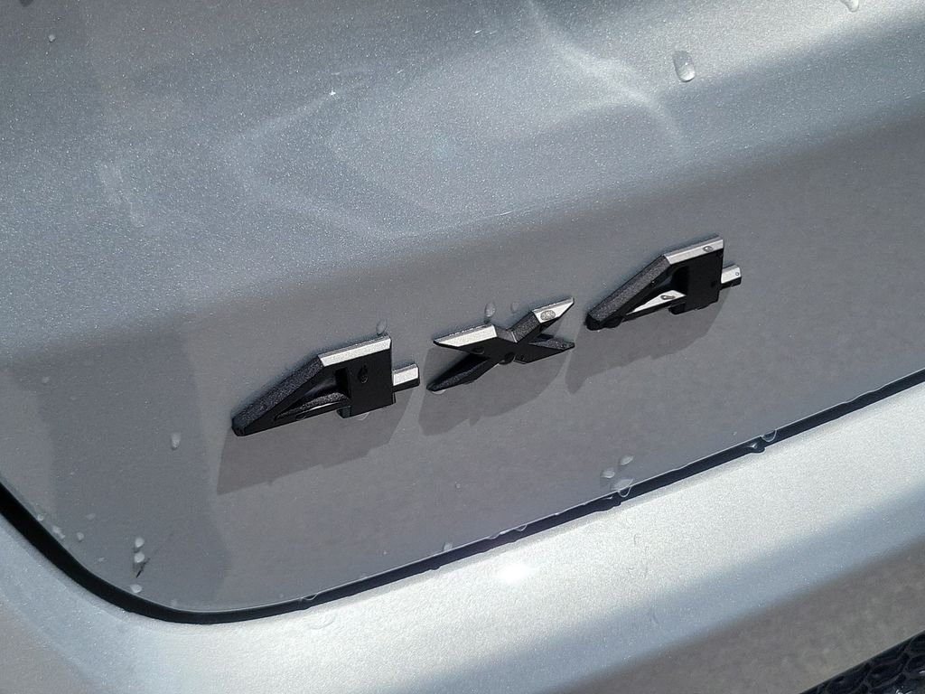New 2026 Silver Zynith Metallic Clearcoat Jeep Latitude image 5