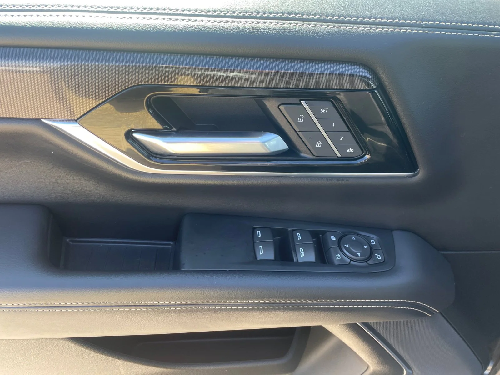 Used 2025 ONYX BLACK GMC Elevation 4WD image 18