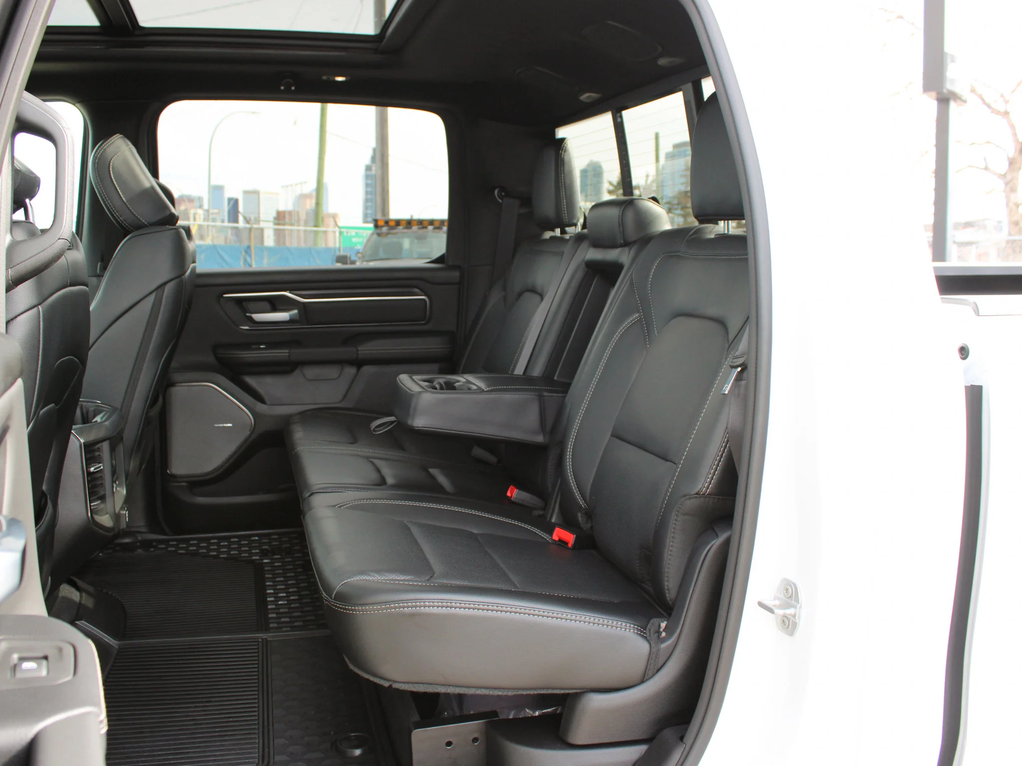 Certified Used 2025 White RAM Sport * Twin Turbo | 420 HP | Trailer Tow Group  | Night Edition | Heated Seats | Apple CarPlay image 19