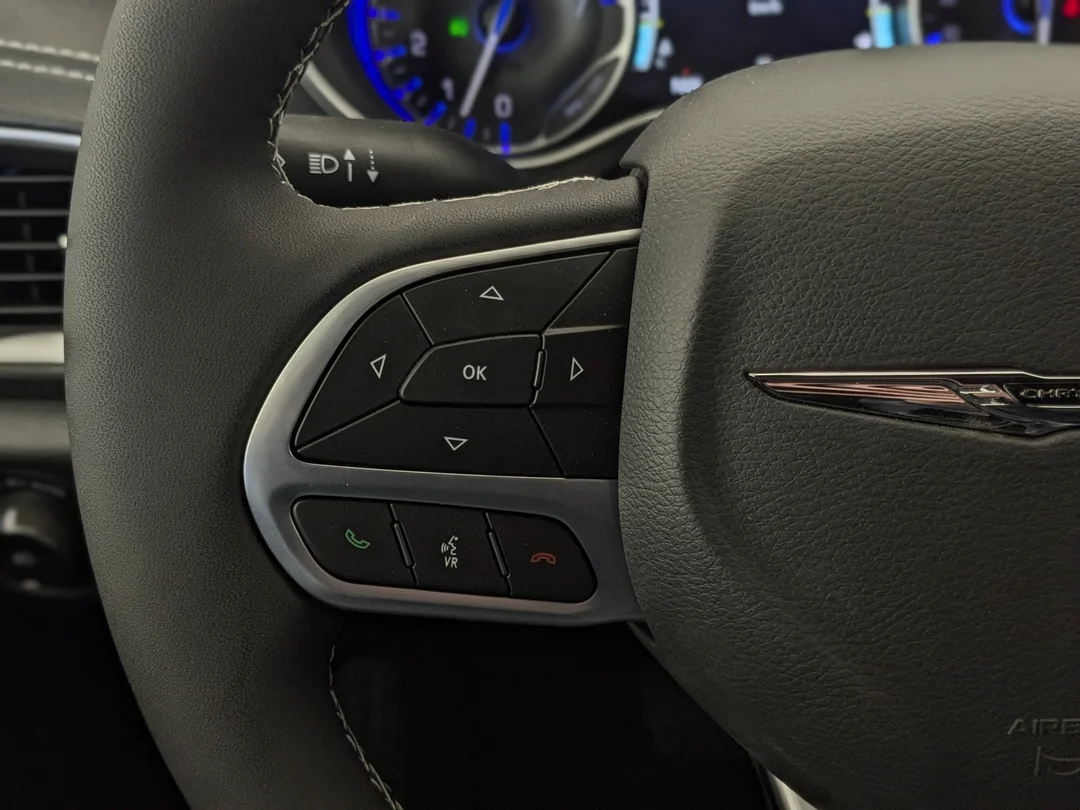 New 2026 Black Chrysler Select - - FWD - 360 Camera - FAV Edition - Power Liftgate - Remote Start & More! image 16