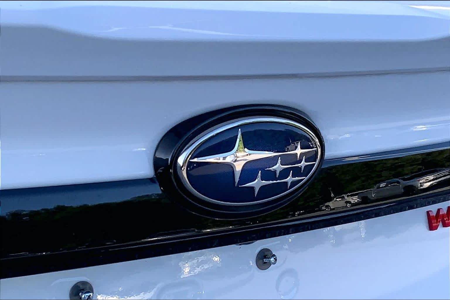 Used 2025 Ceramic White Subaru Premium image 28