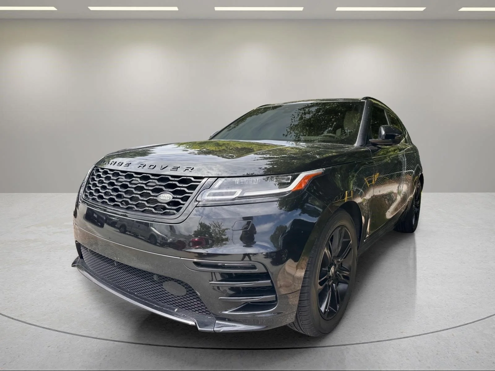 Used 2020  Land Rover R-Dynamic S image 3