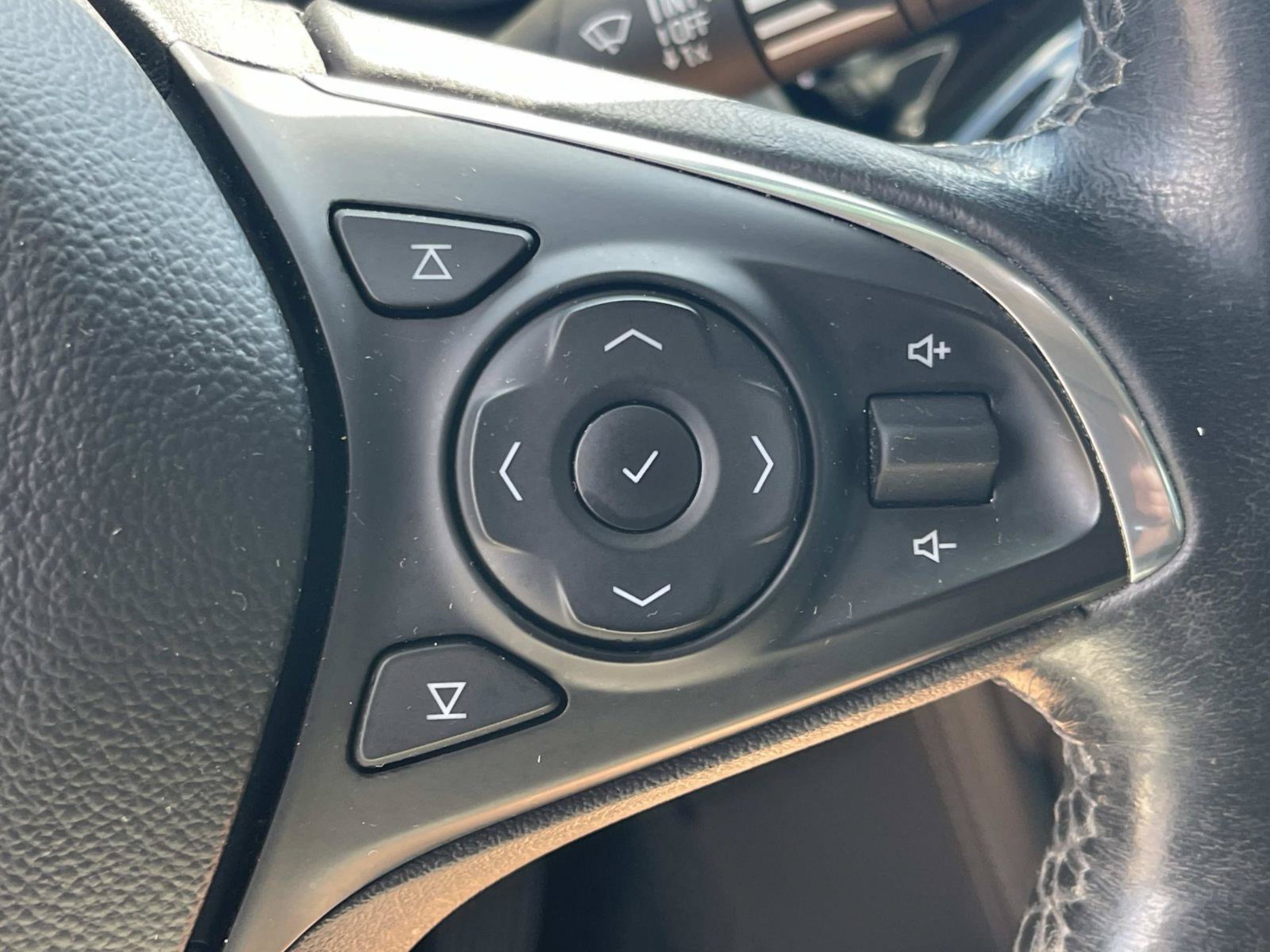 Used 2020 Ebony Twilight Metallic Buick Essence image 38