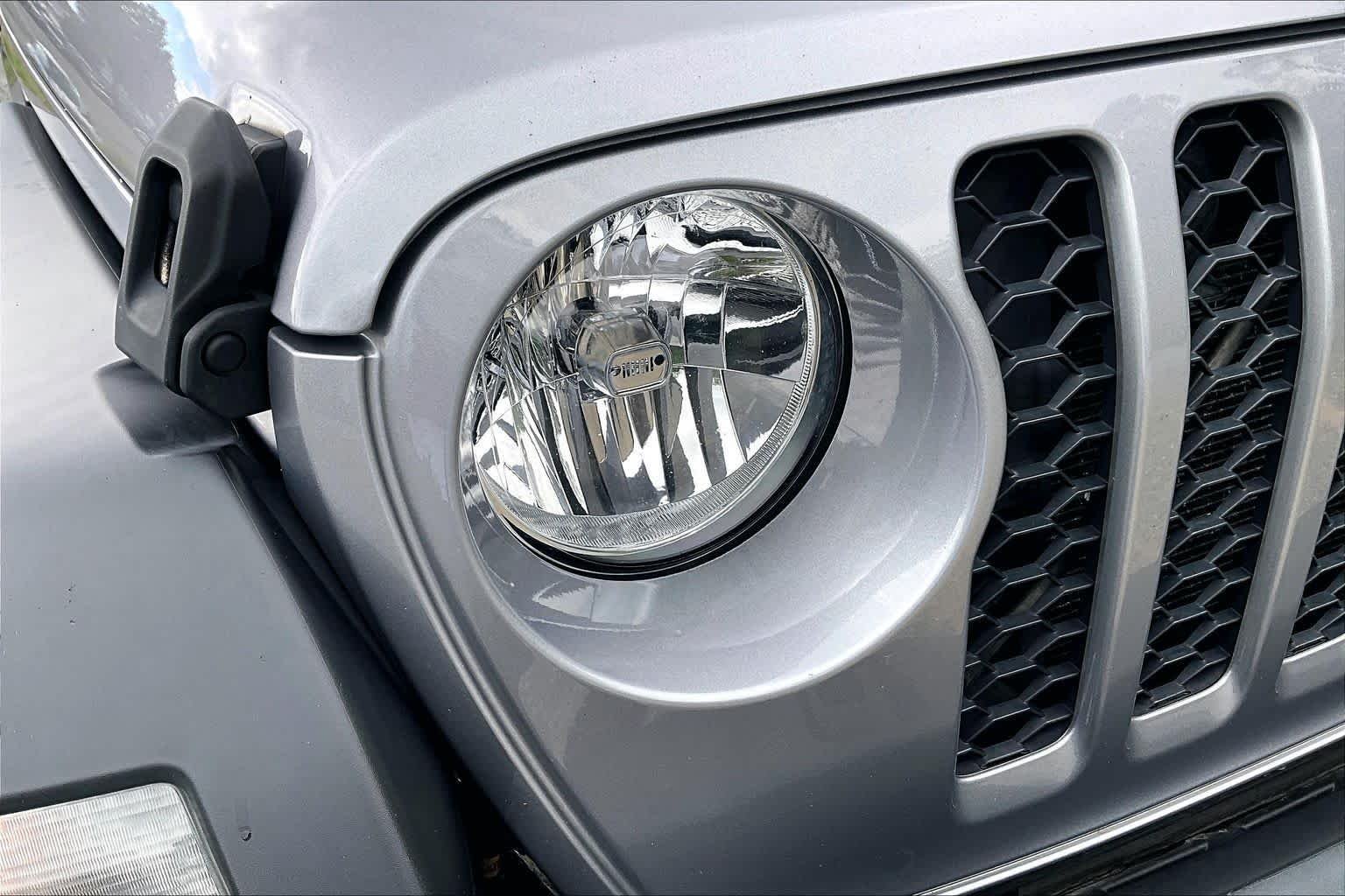Used 2020 Billet Silver Metallic Clearcoat Jeep Sport S image 28