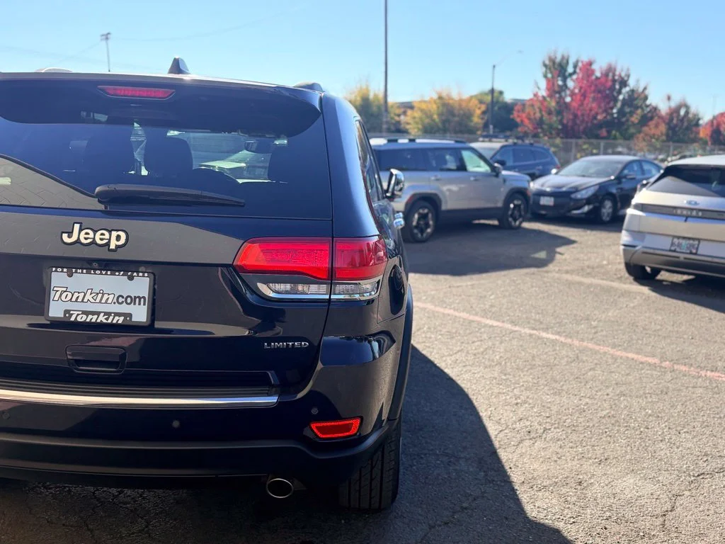 Used 2018 True Blue Pearlcoat Jeep Limited image 6