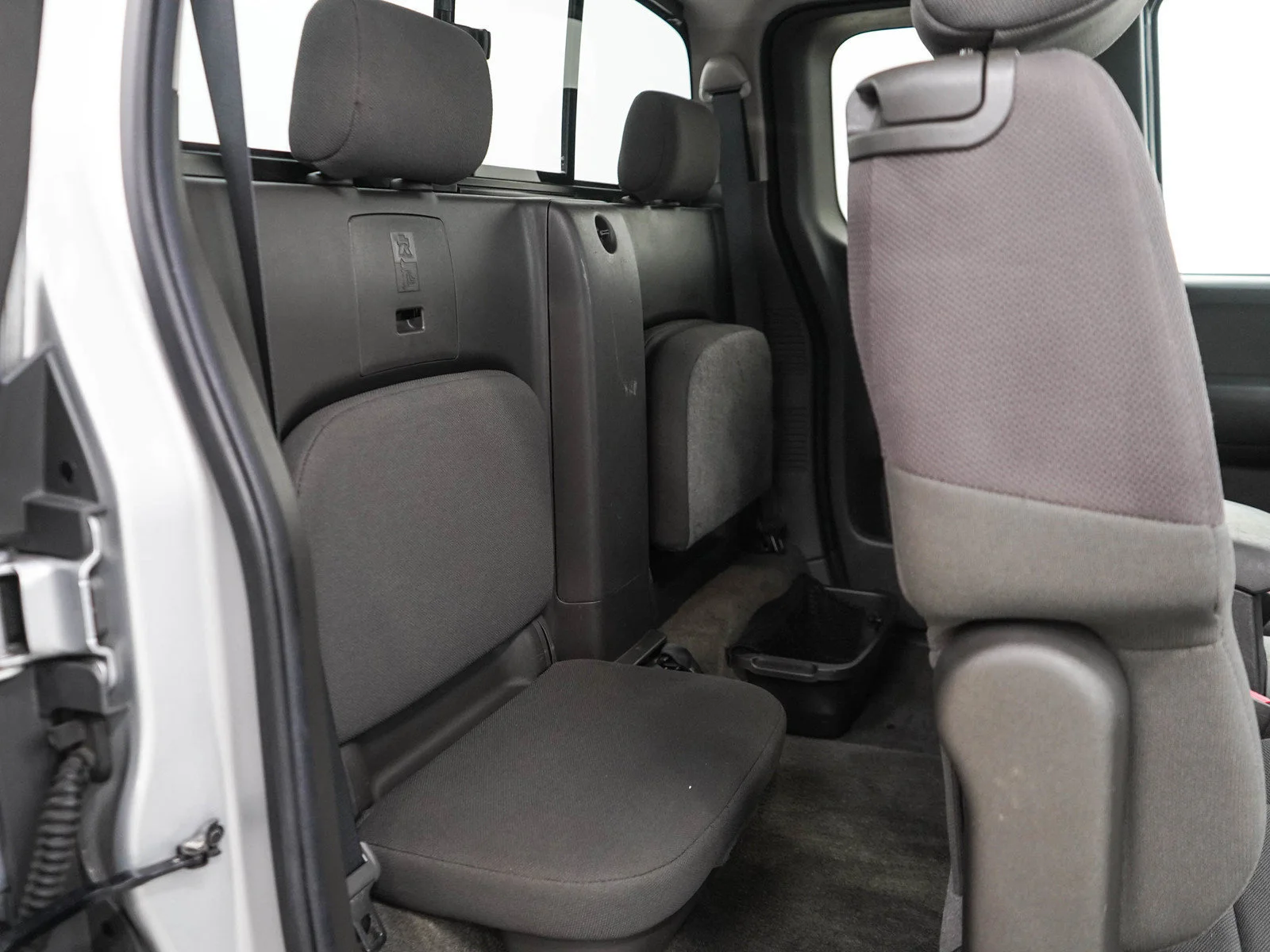 Used 2009 Silver Lightning Metallic Nissan SE image 12