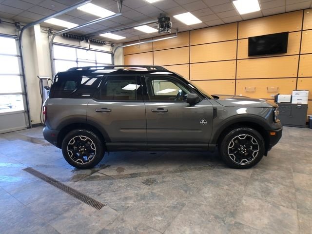 New 2025 Carbonized Gray Metallic Ford Outer Banks® image 8