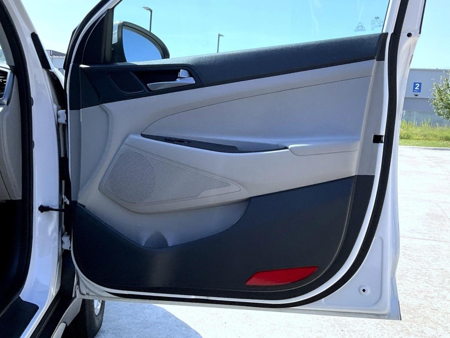 Used 2017 White Hyundai Eco image 17