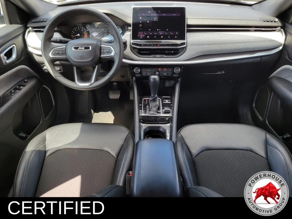 Used 2024  Jeep Latitude image 17