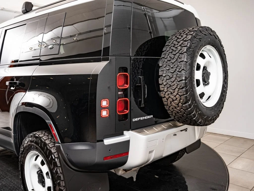 Used 2023 Black Land Rover S image 18