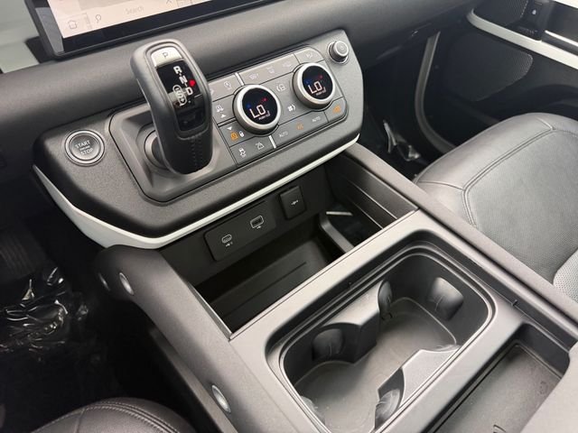 Used 2023 White Land Rover SE image 24