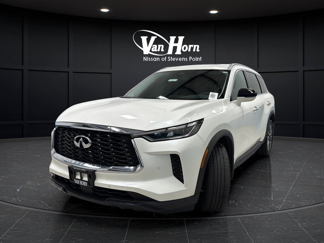 Used 2025 Majestic White INFINITI LUXE image 3