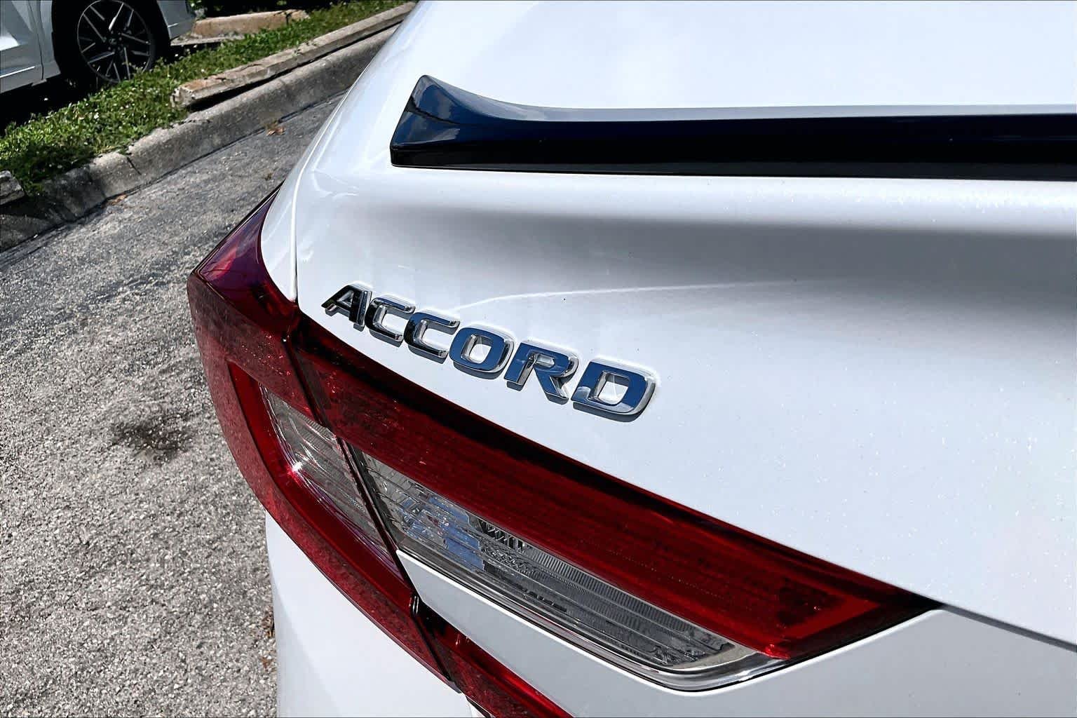 Used 2022 Platinum White Pearl Honda Sport SE image 10
