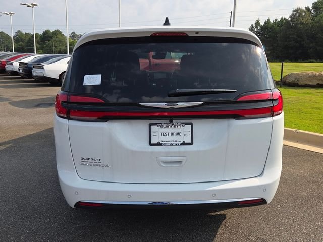 2026 Chrysler Pacifica Select - Photo 13