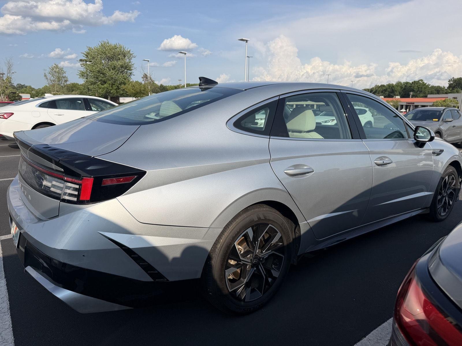 Used 2025 Aero Silver Hyundai SEL image 4