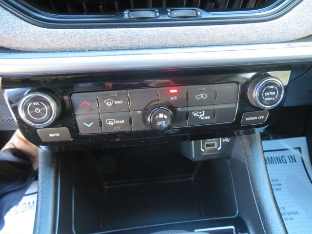 Used 2022 Granite Crystal Metallic Clearcoat Jeep Latitude image 25
