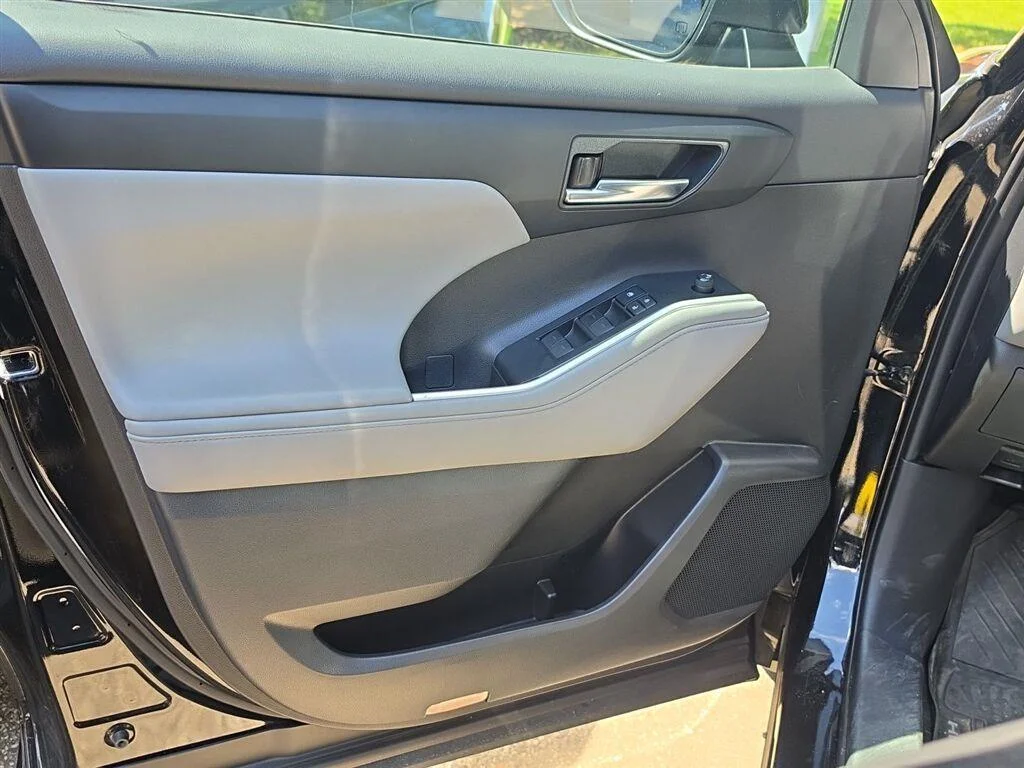 Used 2020 Midnight Black Metallic Toyota Hybrid XLE image 3