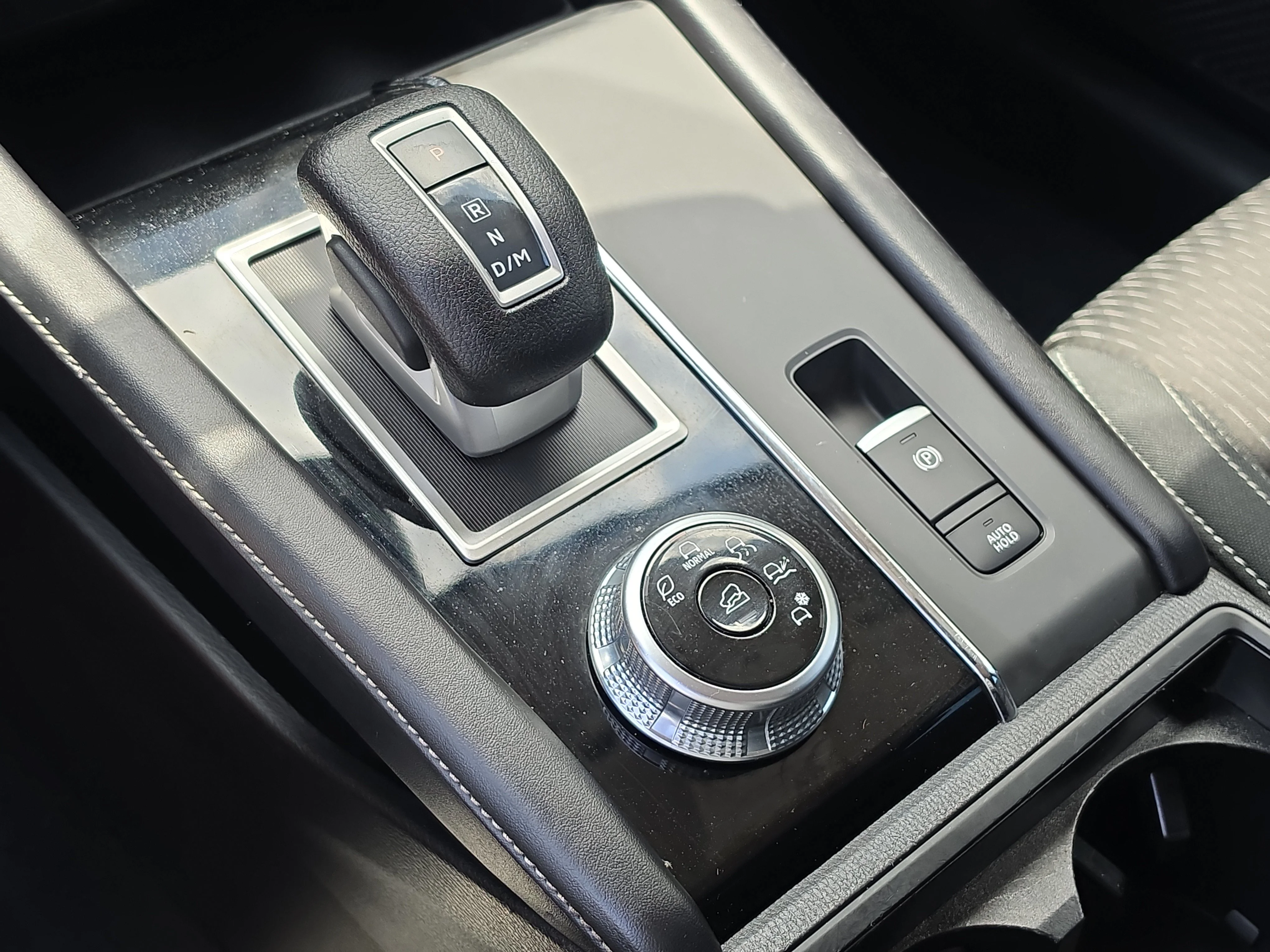 Used 2022 Black Diamond Mitsubishi ES image 25