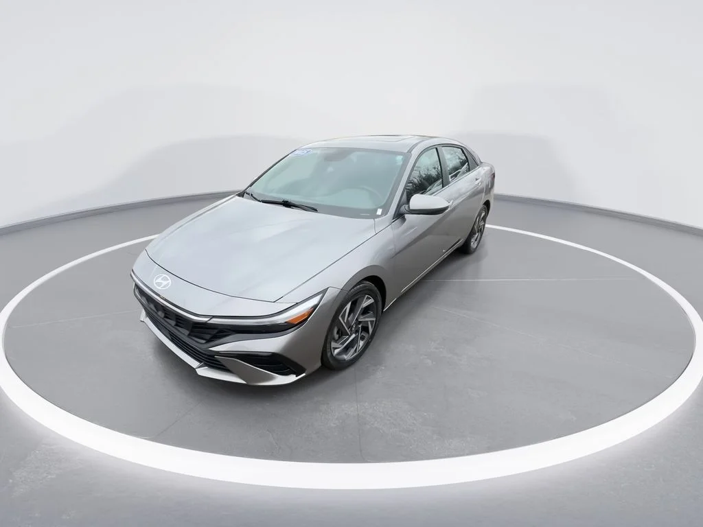 Used 2025 Silver Hyundai SEL Convenience image 4