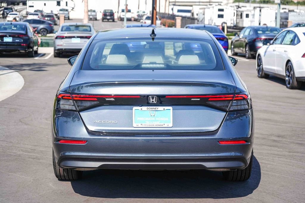 New 2026 Meteorite Gray Metallic Honda SE image 8