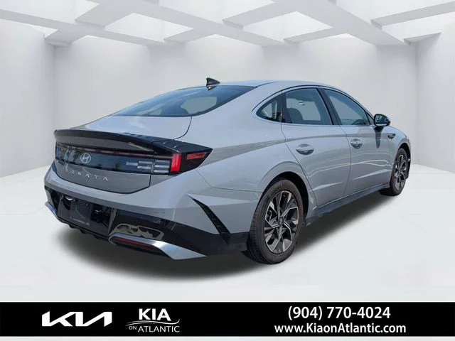 Used 2025 Blue Hyundai SEL image 3