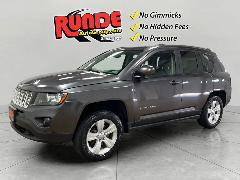 Used 2017 Granite Crystal Clearcoat Metallic Jeep Latitude image 1
