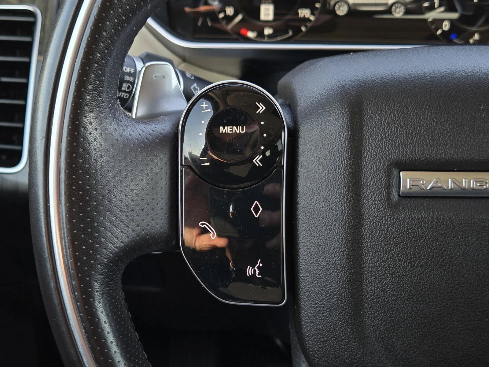 Used 2019 Fuji White Land Rover Dynamic image 13