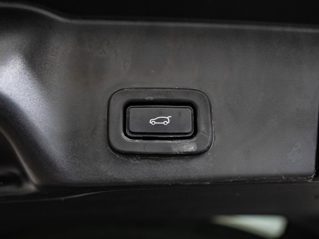 Used 2022 Fuji White Land Rover SE image 22