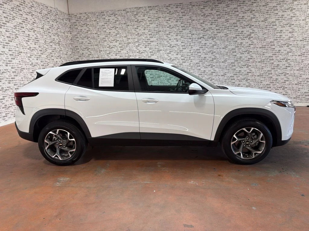 Used 2025 Summit White Chevrolet LT image 8
