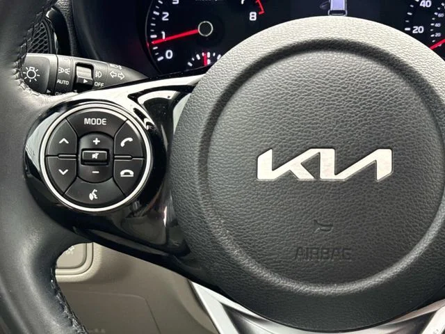 Used 2022 White Kia EX image 22
