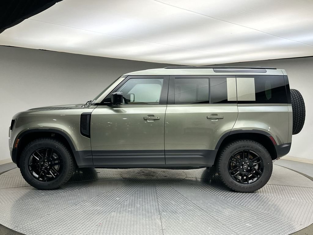 Used 2025 Pangea Green Metallic Land Rover S image 2