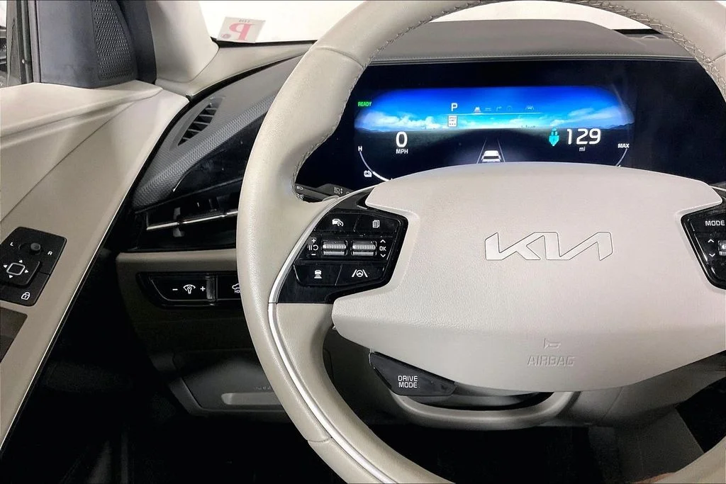 Used 2023 White Kia Wind image 18