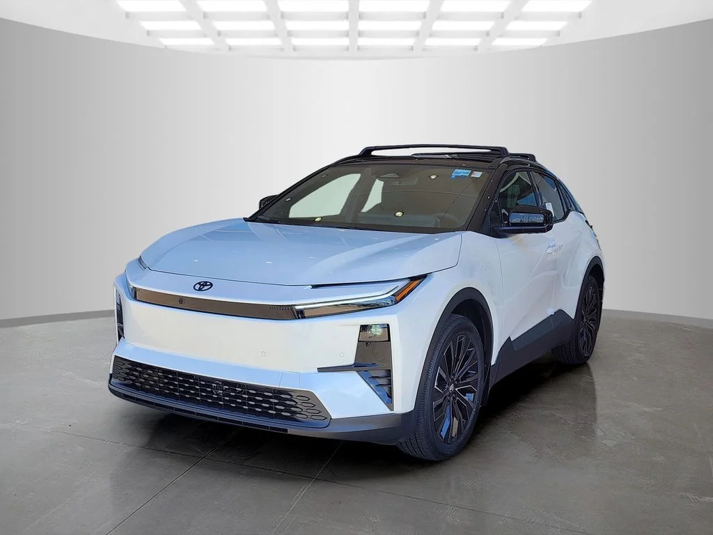 New 2026 Wind Chill Pearl with Midnight Black Metallic roof <sup>1</sup> Toyota  XSE image 6