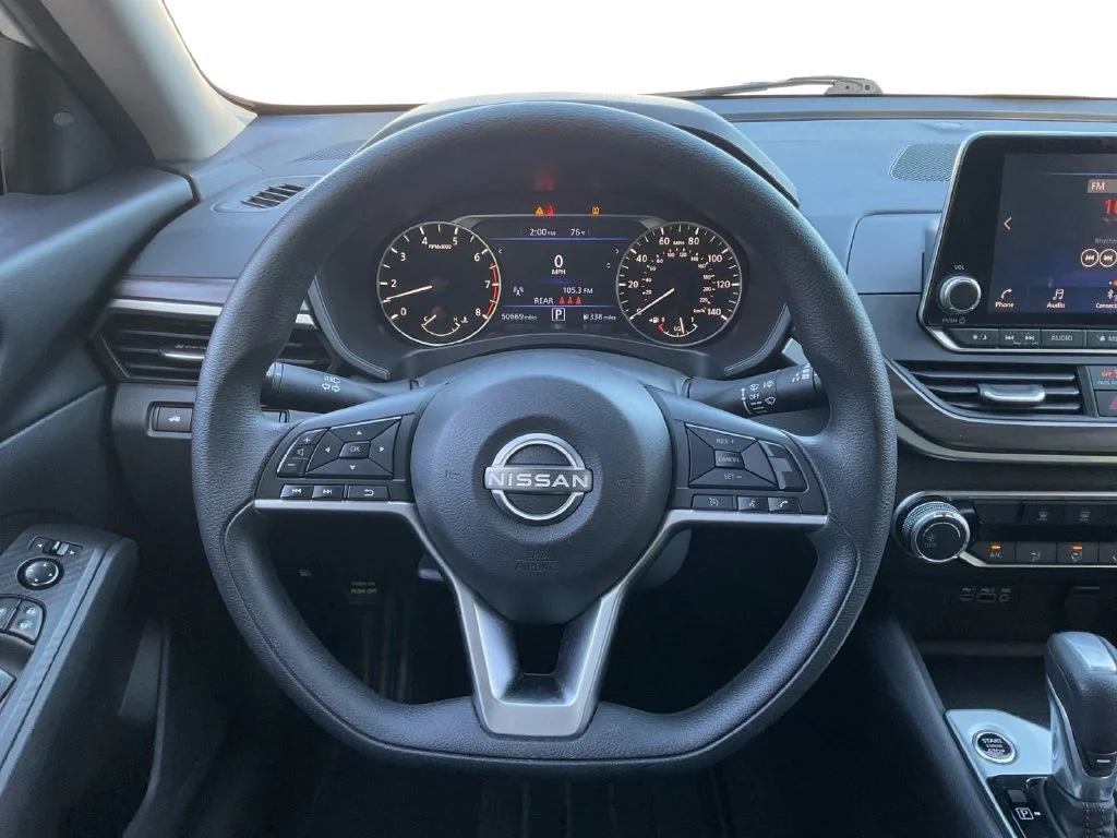 Used 2025 White Nissan 2.5 SV image 17