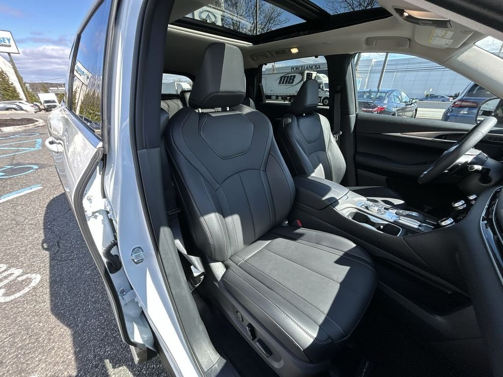 Certified Used 2026 White INFINITI LUXE image 26