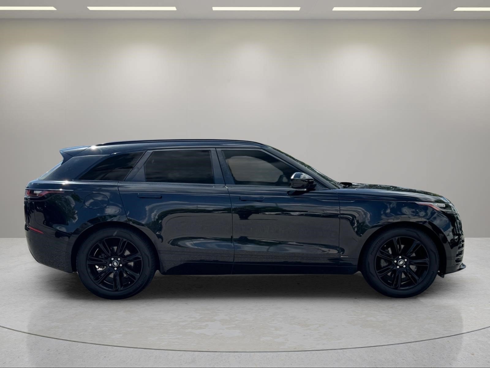 Used 2020  Land Rover R-Dynamic S image 6