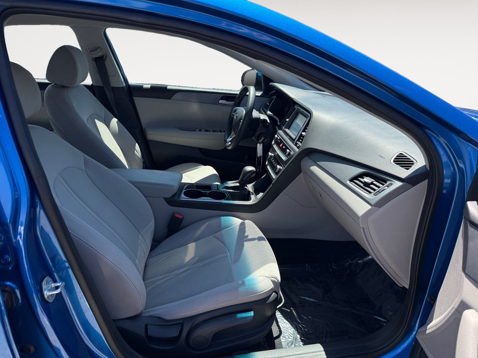 Used 2018 Electric Blue Hyundai SE image 18