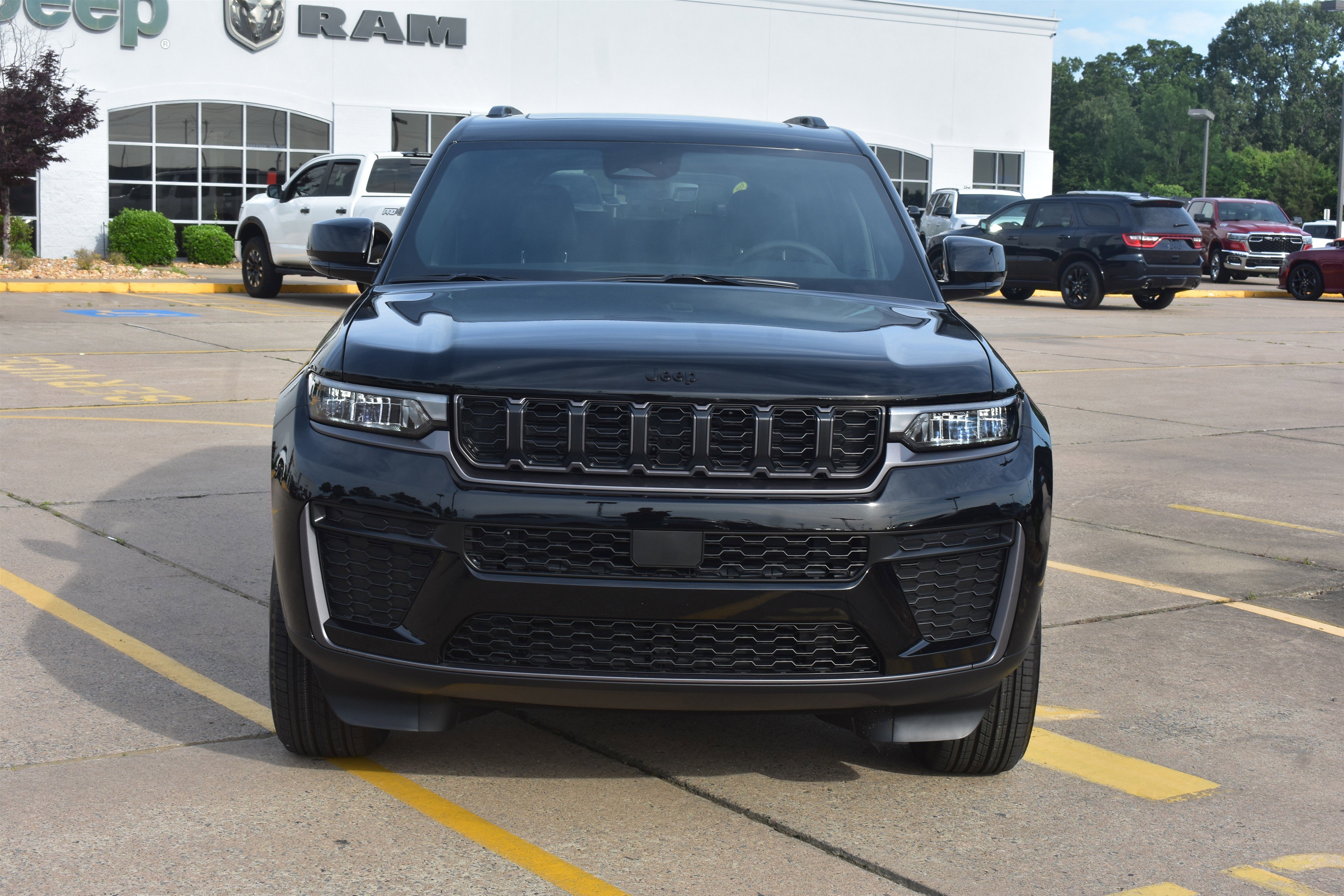 New 2026 Diamond Black Crystal Pearl-Coat Exterior Paint Jeep Laredo Altitude image 2